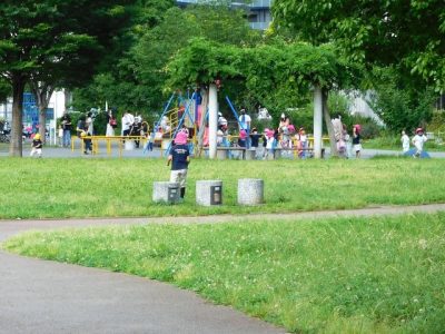 公園で遊ぶ園児のイメージ