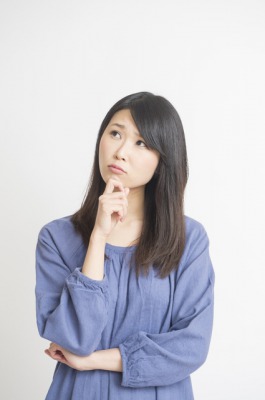 悩んでいる女性のイメージ