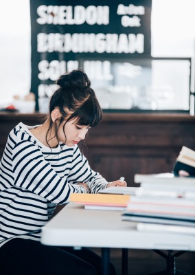 資格取得の勉強をする人